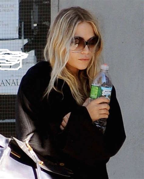 Olsens Anonymous An Easy Casual Look From Mary Kate Olsen To Try This