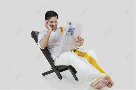 신문을 읽는 동안 휴대 전화에 얘기하는 남쪽 인도 남자 사진 배경 및 무료 다운로드를위한 그림 Pngtree