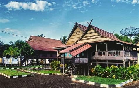 Bagian aula untuk menerima tamu, terdapat juga beberapa kamar yang terdiri dari kamar utama dan kamar gadis yang disebut dengan. Nama Rumah Adat Sulawesi Selatan Beserta Gambar ...