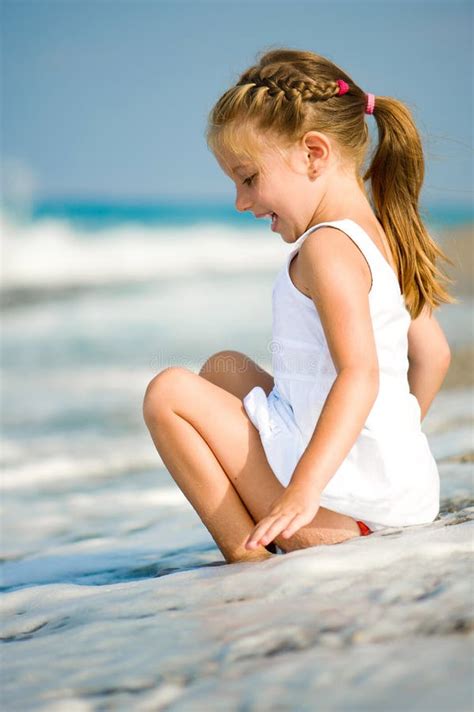 Mała Dziewczynka Na Plaży Obraz Stock Obraz Złożonej Z Słońce 28714289