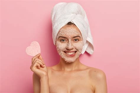 Réduction Des Pores Et Concept De Nettoyage Une Femme Séduisante Applique Un Masque Au Sel De