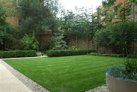 You'll find solutions for shady areas, container garden tips, meadow garden. Islington 2, London | Philip Nixon Design
