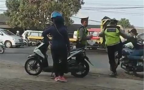 Viral Polisi Tendang Pemotor Hingga Jatuh Okezone Nasional