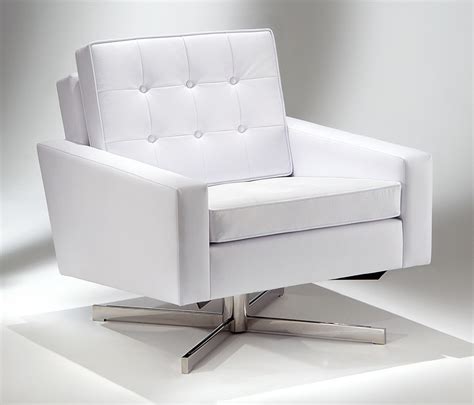 Poltrona giratória com apoio de pés. Poltrona FK1 Giratória | Essência Móveis de Design