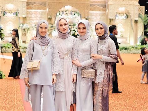 Material baju kondangan tersebut pun beragam. 6 Ide Busana Kondangan Elegan Ala Selebgram - seruni.id