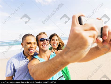 jugendliche die selfie auf strand nehmen stockfoto 23966790 bildagentur panthermedia