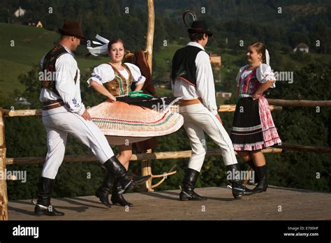 czech bailarines folklóricos vistiendo trajes tradicionales realizando la danza tradicional en