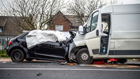 Geseke Tödlicher Frontalunfall Junger Autofahrer Stirbt Bei Schwerem Unfall Auf Der B1