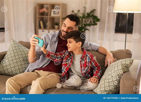 Padre E Hijo Que Toman El Selfie En Casa Foto De Archivo Imagen De
