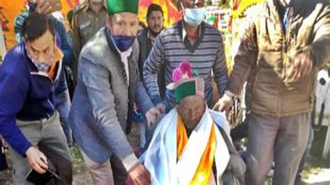 भारताचे पहिले मतदार असणाऱ्या Shyam Sharan Negi यांचा दांडगा उत्साह वयाच्या 104 व्या वर्षी केलं