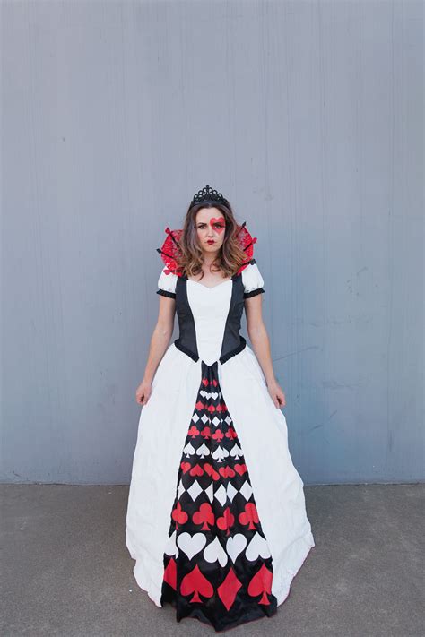 First off, i chose the queen of hearts after looking on pinterest and thought that it would a pretty easy costume to whip up. DIY QUEEN OF HEARTS FAMILY COSTUME - Tell Love and Party