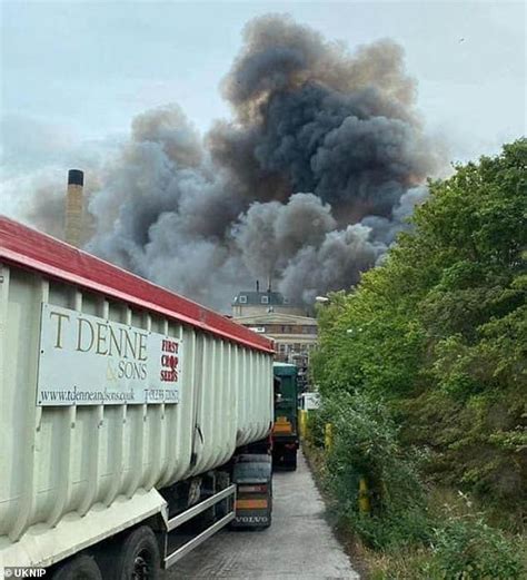 In london ist es beim bahnhof elephant and castle zu einer heftigen explosion gekommen. Three injured after huge explosion at oil factory in Erith