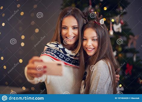Madre E Hija Celebrando Navidad En Casa Y Tomando Selfie Foto De Archivo Imagen De Gente Hija