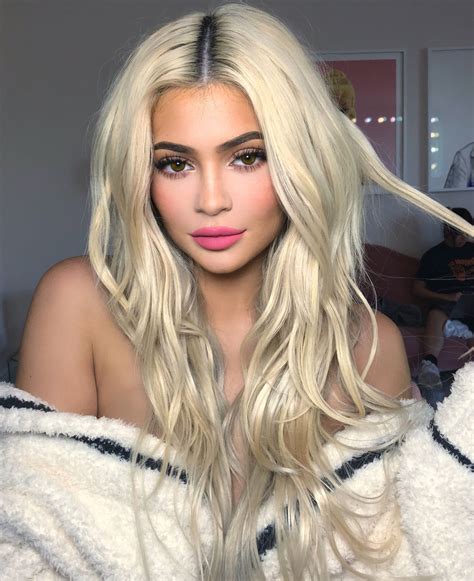 Kylie Jenner With Platinum Blonde Hair And Texturized Waves Hair Style Wearing Pink Lipstick