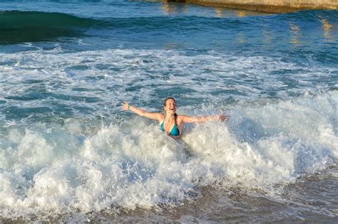 Une Jeune Fille Se Baigne Dans Les Vagues De La Mer Photo Premium