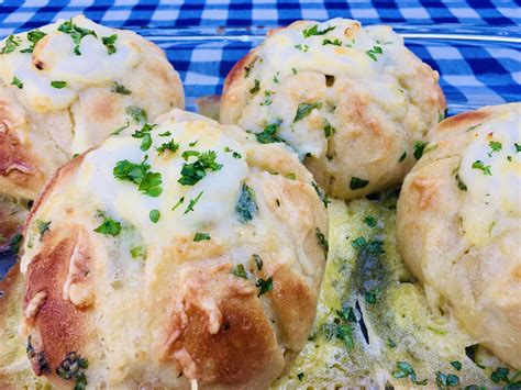 This garlic cream cheese bread the latest korean street food trend in the comfort of your own home. Korean Cream Cheese Garlic Bread | Garlic cheese bread ...
