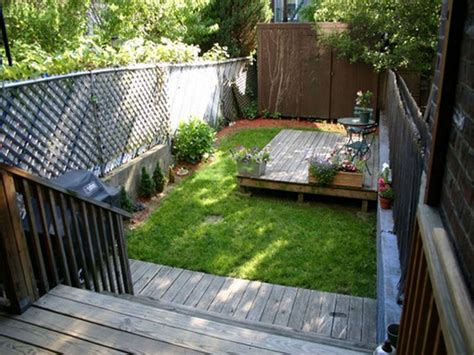 A clever and simple idea for planting a small garden is to play with the heights to add a feeling of space and depth. Create Your Beautiful Gardens with Small Backyard Landscaping Ideas - MidCityEast