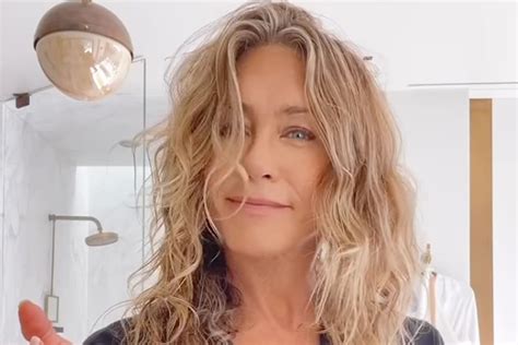 Jennifer Aniston Shows Off Natural Curls In Post Shower Hair Routine