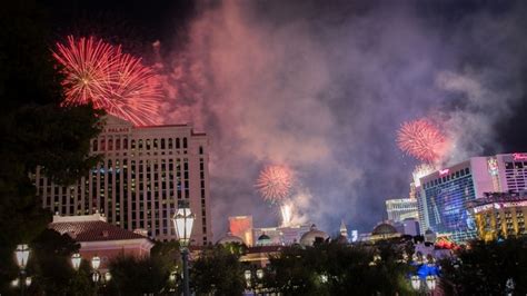 Confetti 80 000 Pyrotechnics Usher In Vegas’ 2015 —photos Las Vegas Review Journal