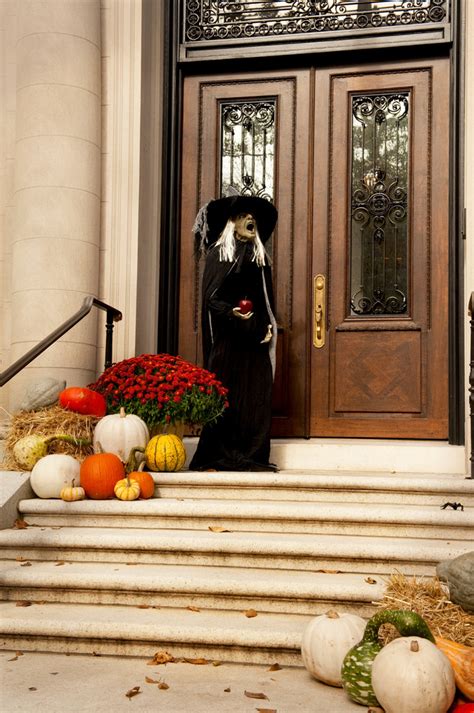 Ditch the cheap plastic pumpkins in favor of black candelabras, smoked glass goblets, and pumpkin tureens. 70 Cute And Cozy Fall And Halloween Porch Décor Ideas ...