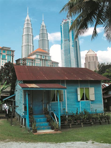 One of the most valuable tracts of land in the capital, it has been estimated to be worth up to us$1.4 billion. 7 City Tours to Take in Kuala Lumpur - ExpatGo