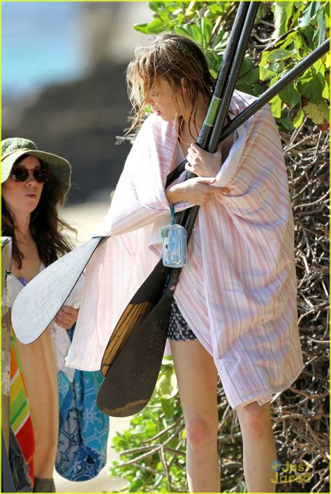 Full Sized Photo Of Emma Stone Paddleboarding Hawaii 12 Emma Stone