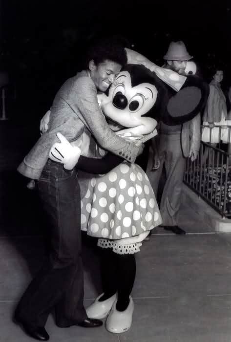 Michael Jackson Hugging Minnie Mouse Disney Photo 41348460 Fanpop