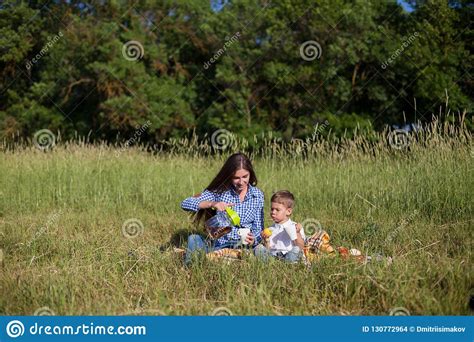 La Madre Y El Hijo Joven Comen En El Viaje De La Naturaleza De La