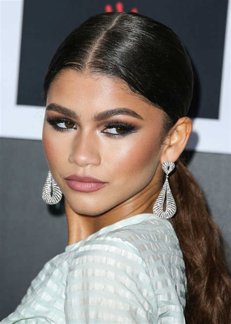 Zendaya Went Makeup Free For A Selfie And Fans Are Bowing Down