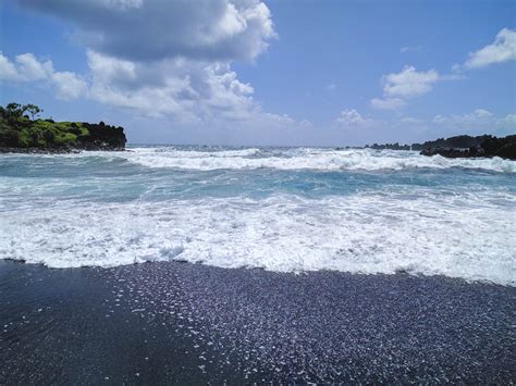 Your Guide To Mauis Impossibly Photogenic Black Sand Beach