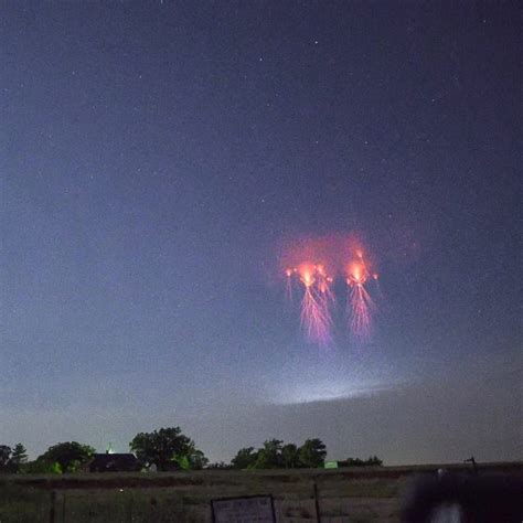 This Photographer Hunts For Rare Red Sprites Above Thunderstorms