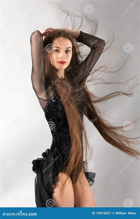 Femme Dans Le Collant De Danseur Avec De Longs Cheveux De Soufflement Image Stock Image Du