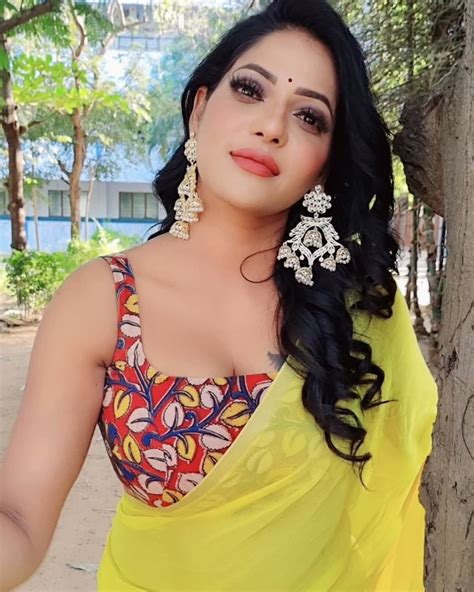 Reshma Pasupuleti Hot Pics Stills In Yellow Saree Photos • Ragalahari