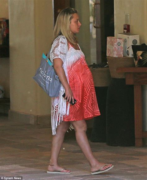 hayden panettiere shows off her bikini body at eight months pregnant daily mail online