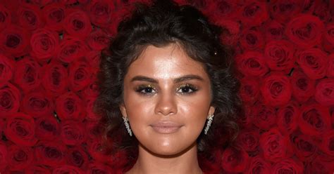 Selena Gomez Pokes Fun At Her Met Gala Spray Tan Mishap Huffpost Entertainment