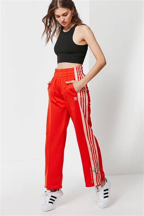 Https://wstravely.com/outfit/track Pants Adidas Outfit