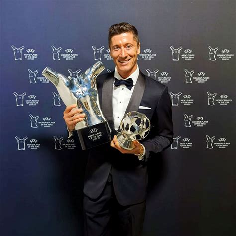 Uefa have announced the nominees for the 2019/20 player of the year award with kevin de bruyne, robert lewandowski and manuel neuer shortlisted. Lewandowski wins UEFA best player of the year award ...