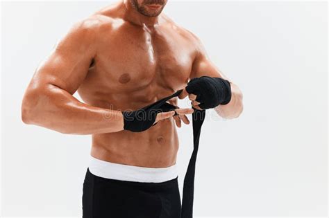 der sportliche bodybuilder posiert in boxhandschuhen mit akt torso babs im vollen hintergrund