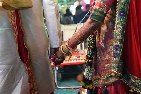 انڈیا دولہے کا سرعام بوسہ لینے پر دلہن کا شادی سے انکار Independent Urdu