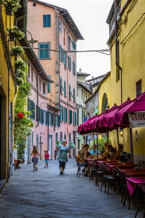 Lucca Street Scene | Street scenes, Italy street, Street