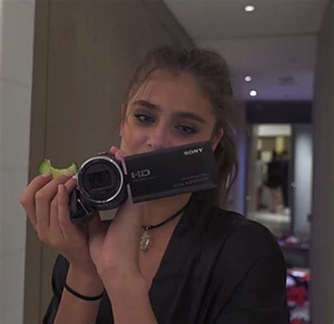 Pin By Franchesca Eva May On Taylor Hill Mirror Selfie Vr Goggle