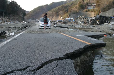 Japan drone footage shows landslides and seismic faults after powerful earthquakes. Japan Earthquake 2014: Magnitude 5.6 Rocks Tokyo : News : TravelersToday