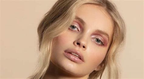 How To Master The Wet Makeup Look According To An Expert