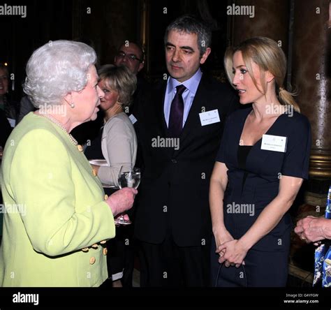 La Reina Isabel Ii Se Reúne Con Rowan Atkinson Centro Y Gillian
