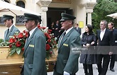 Pallbearers carry the coffin with Rut Brandt in front of the... Photo d ...