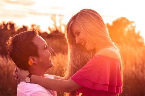 5 body language cues that make him instantaneously fall for you