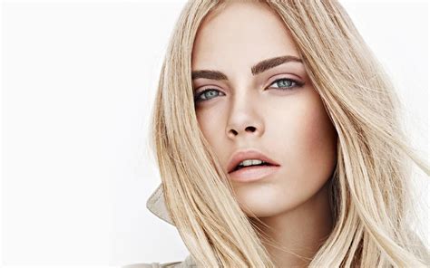 Cara Delevingne Poses Completely Nu D With Padlock Chain See Photos