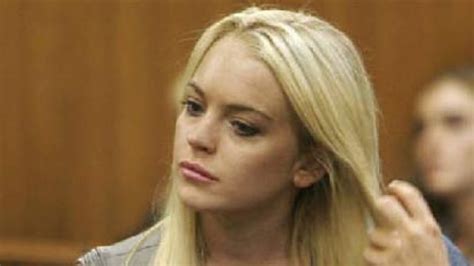 lindsay lohan pleads not guilty to necklace theft