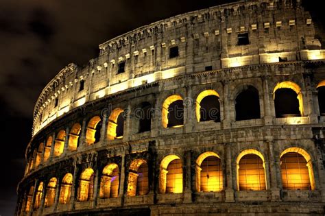 Coliseu Iluminado Na Noite Roma Foto De Stock Imagem De Italiano