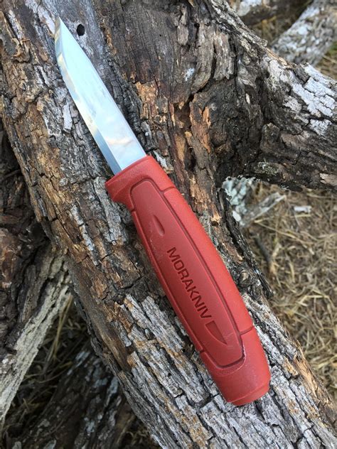 The rubber handle is ergonomically shaped and offers good grip. Woods Roamer: MORA 511 HANDLE MODS